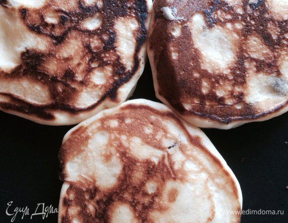 На разогретую блинную сковороду выкладываем тесто ложкой, формируя небольшие оладушки и обжариваем с двух сторон на среднем огне.