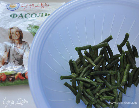 Включить разогреваться духовку до 200°C.
Зеленую стручковую фасоль разморозить. Откинуть на сито, чтобы избавиться от лишней жидкости.