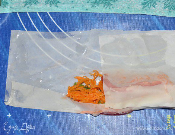 ...и пару вилочек моркови по-корейски.
Свернуть рулетики так же, как фаршируем блины — прикрыть начинку сначала длинной стороной теста, затем завернуть правый край, затем левый, свернуть рулетом. 
