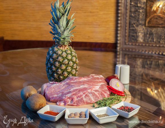 Смешать все ингредиенты для маринада. Замариновать мясо и оставить на 1 час.