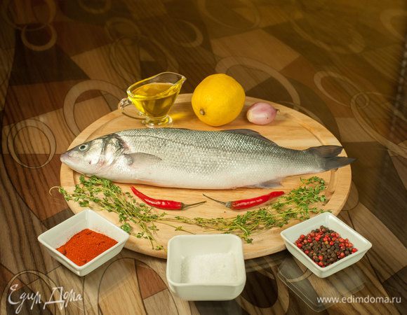 Подготовить рыбу (можно оставить чешую), выпотрошить, вымыть и хорошо просушить брюшко. Посолить, поперчить внутри, положить лимон, тимьян.
