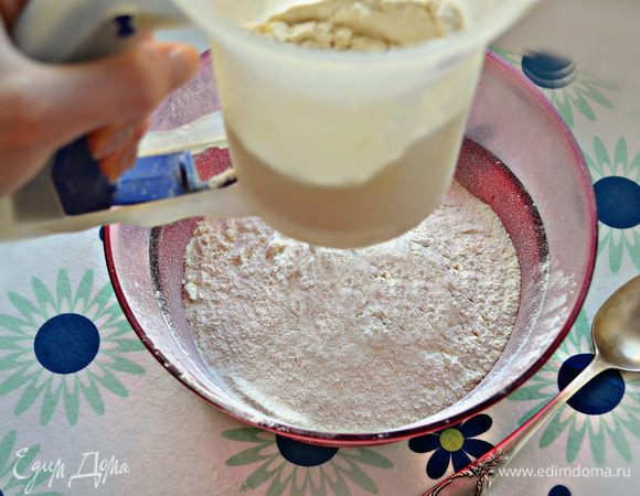 Просеять муку и разделить на 2 части.