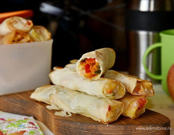 Хрустящие, ароматные, с полезной овощной начинкой. 
Можно угощаться дома или взять с собой. Прежде чем убирать в контейнер, необходимо полностью остудить палочки, иначе они отпотеют и не будут хрустящими. 