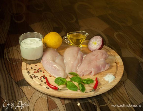 Готовим маринад. С лимонов снять цедру, выдавить сок, добавить оливковое масло, мелко нарезанный перец, листья мяты, все перемешать.
