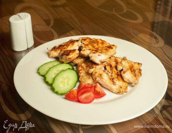 Куриную грудку нарезать на тонкие ломтики или слайсы и замариновать на 30 минут. Жарить на гриле до готовности. Смешать все ингредиенты для соуса и подавать!
