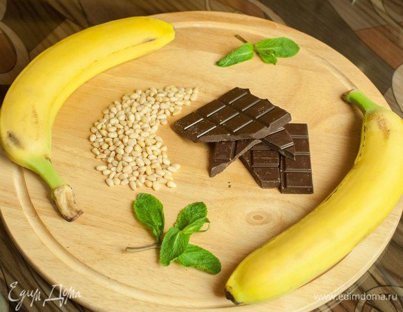 Банан в кожуре разрезать пополам, но прорезать не до конца, чтобы не повредить нижнюю стенку.
