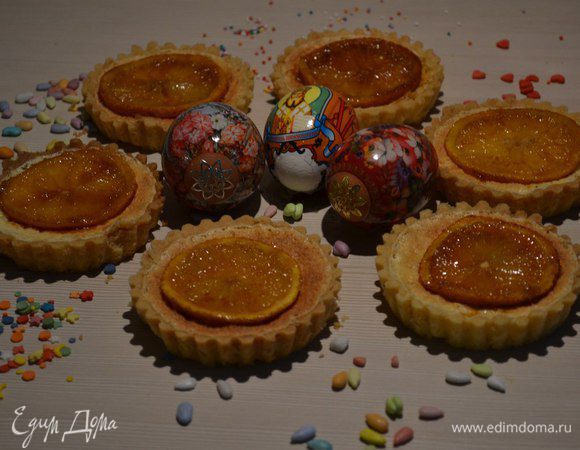 Распределить тесто по форме (или формочкам), наколоть дно вилкой и убрать в холодильник минут на 30.
Через 30 минут поставить основу в разогретую до 170°C духовку на 15 минут.
