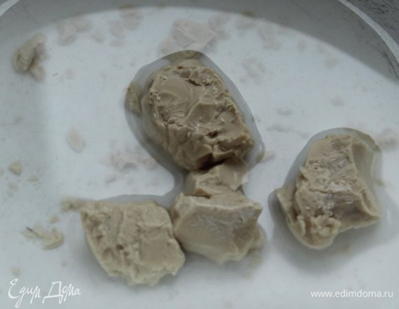 В миске с теплой водой растворить дрожжи.