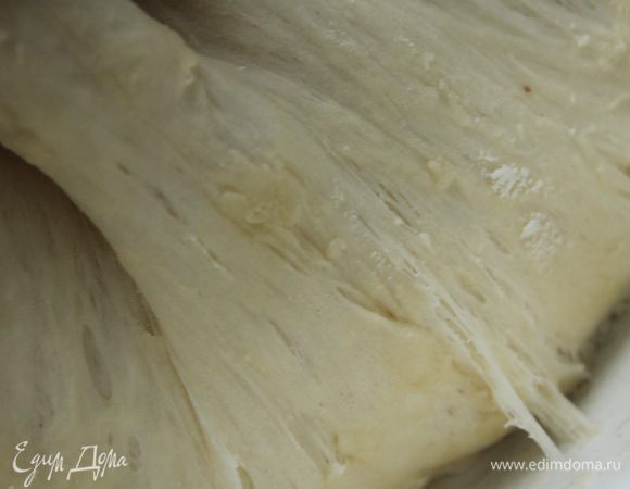 Добавить сахар, соль, просеянную муку и замесить мягкое, липкое тесто. Обсыпать тесто мукой, накрыть полотенцем и оставить на час.