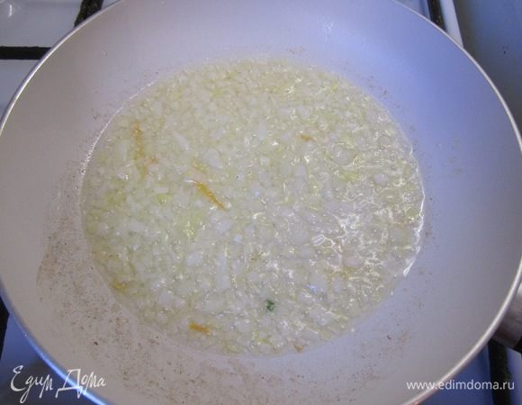 На сковороде разогреть растительное масло, выложить и слегка обжарить нарезанный репчатый лук.