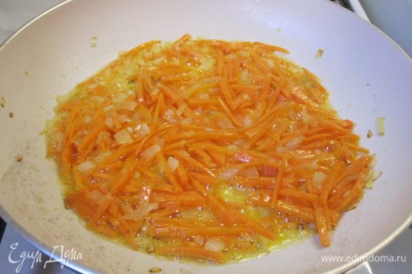 Выложить нарезанную морковь, обжаривать 5 минут.