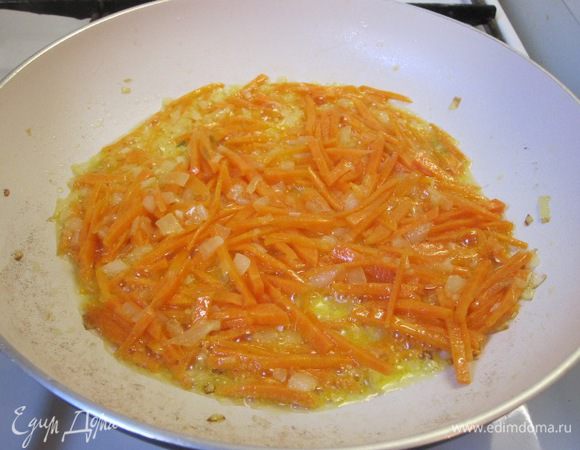 Выложить нарезанную морковь, обжаривать 5 минут.