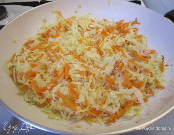 Добавить нашинкованную капусту, обжаривать 5 минут