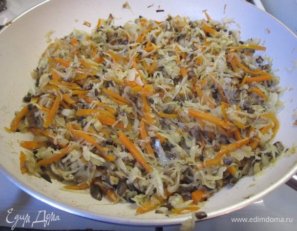 Выложить нарезанные грибы, обжаривать 5 минут.