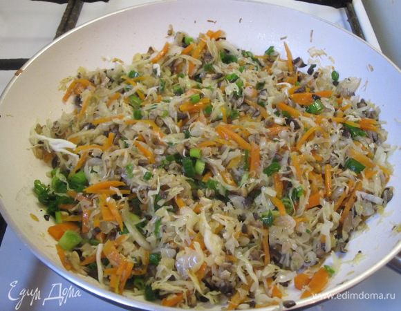 Добавить нарезанный зеленый лук.