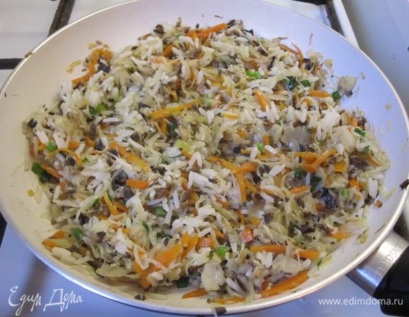 Выложить отварную смесь риса "Пропаренного и Дикого" фирмы "Увелка", посолить, поперчить, перемешать.