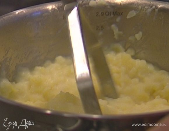 Картофель почистить, отварить и размять в пюре.