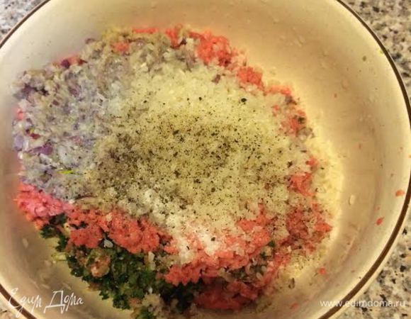 Приготовить фарш: мясо, зелень, острый перец, рис, соль, черный перец и 100 (мл) воды все хорошо перемешать.