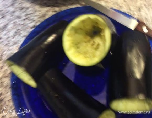 Баклажаны разрезать пополам и удалить мякоть. С помидорами поступаем также только сок и мякоть не выбрасываем.