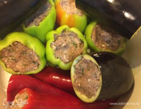 В кастрюлю с толстым дном наливаем немного растительного масла, уложить нафаршированные овощи.