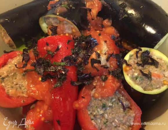 Посыпать базиликом и залить мякотью помидор.