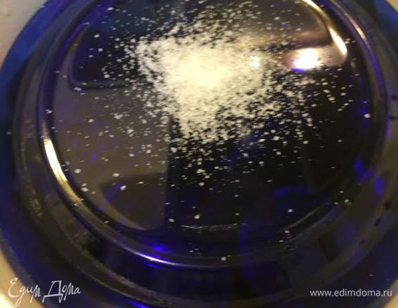 Томат развести в воде. Голубцы накрыть тарелкой, насыпать соль и залить водой.