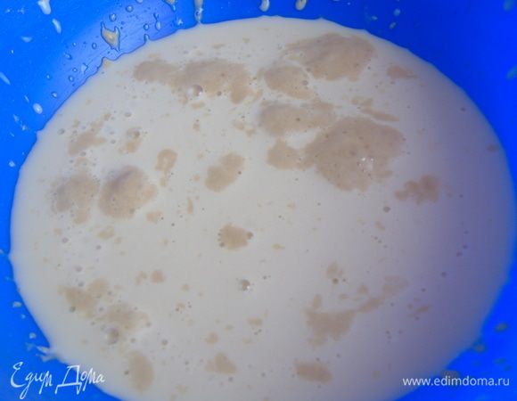 Молоко подогрейте до теплого, добавьте 1 ст. л. сахара и дрожжи, перемешайте и оставьте на 10 минут.