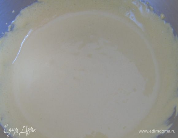 Желтки растираем с сахаром, если сахар не используем, то с солью, до бела.