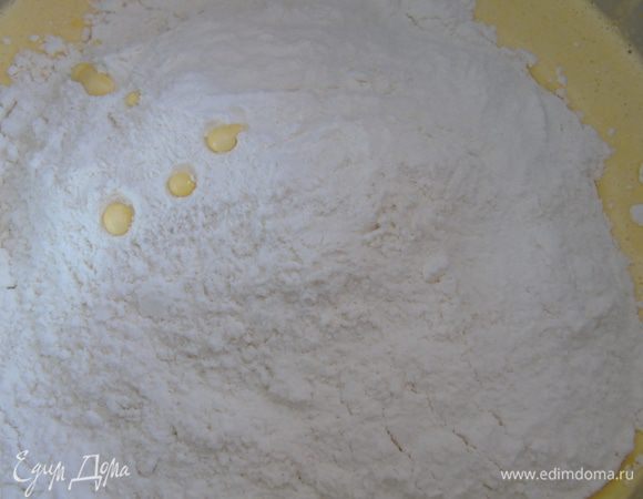 Всыпаем просеянную муку и хорошенько перемешиваем.