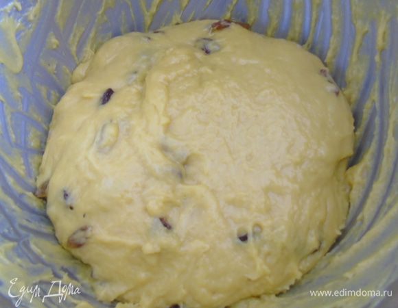 В конце тесто уже будет собираться в комок.