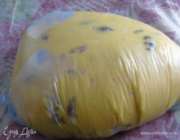 Перекладываем в слегка присыпанный мукой пакет и отправляем в холодильник на два дня.