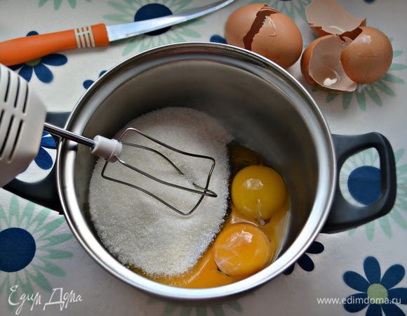 Желтки взбить вместе с сахаром.