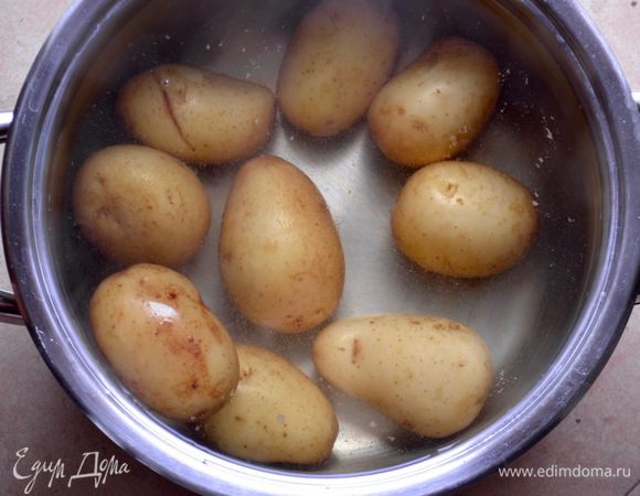 В большом количестве подсоленной воды предварительно отварить до готовности картофель "в мундире" (в желаемом количестве). Картофель должен легко протыкаться вилкой.