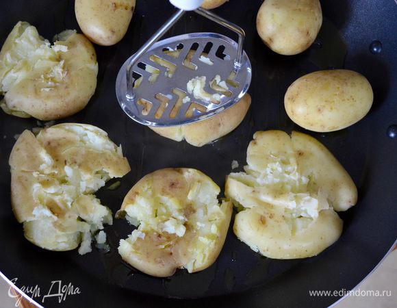 Давилкой для картофеля слегка придавить каждую картофелину сначала в одном направлении, а затем повернуть поднос на 90 градусов и еще раз осторожно придавить картофель. Вот и все!