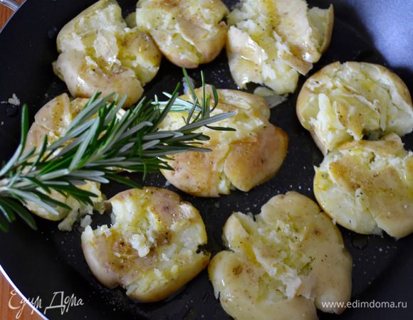 С помощью кисти смазать каждую картофелину оливковым маслом. Веточки свежего розмарина измельчить и присыпать ими картофель. Можно использовать и тимьян и другие ароматические травки...