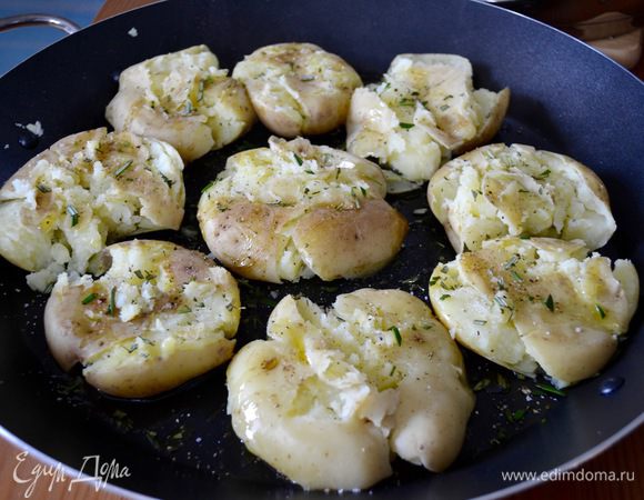 Обильно посолить (картошка любит соль) и поперчить по вкусу, поставить запекаться в разогретую до 230°C духовку.