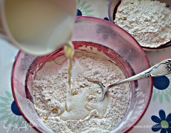 К одной части муки добавьте дрожжи и теплое молоко, перемешайте.