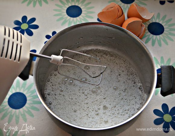 Белки вместе с щепоткой соли и пару каплями лимонного сока взбейте в пену.