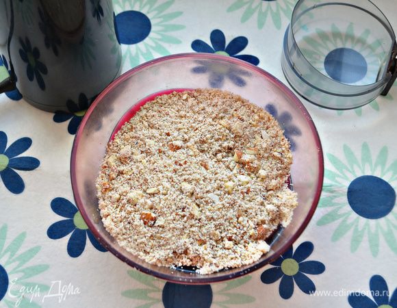 Измельчите орехи (лучше немного оставить более крупных кусочков).