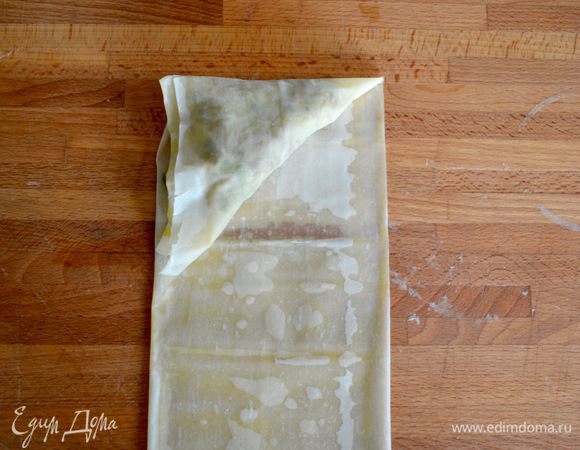 Теперь заверните этот треугольник вниз на себя. И так далее, продолжая сворачивать тесто вниз, чтобы каждый раз у нас получаться треугольник.