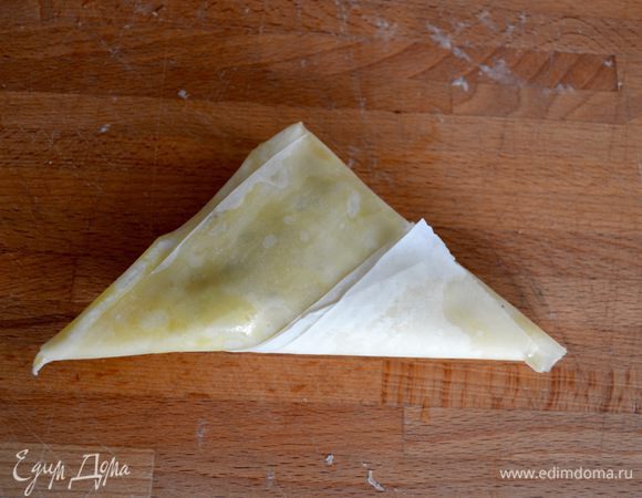 "Пирожок" готов! То же самое проделайте со всеми остальными самосами, до окончания ингредиентов. Не забывайте смазывать обильно растопленным сливочным маслом каждый лист.