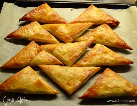 Выпекать в разогретой до 200°С духовке 10-12 минут с одной стороны, затем достать противень, перевернуть самосы и поставить в духовку еще на 10-12 минут, до золотистого цвета.