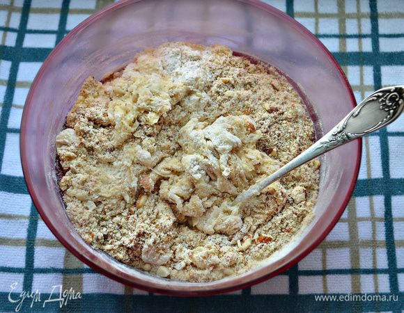 Когда опара поднимется добавьте в нее оставшуюся муку, орехи и замесите тесто. 