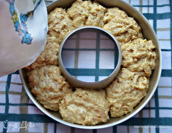 Форму для выпечки смажьте маслом и выложите тесто наполовину формы.  Поставьте в теплое место и дайте подойти в течение 30-40 мин. Затем поместите в разогретую до 180°C духовку и выпекайте около 1 часа. 