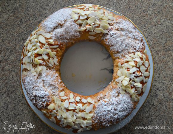 Испеченный кулич посыпьте сахарной пудрой и украсьте миндальными лепестками. Предварительно можно покрыть поверхность сахарным сиропом (1 ч л сахара нагреть вместе с 1 ст л воды). В этом случае лепестки миндаля и сахарная пудра лучше будут держаться на поверхности кулича.