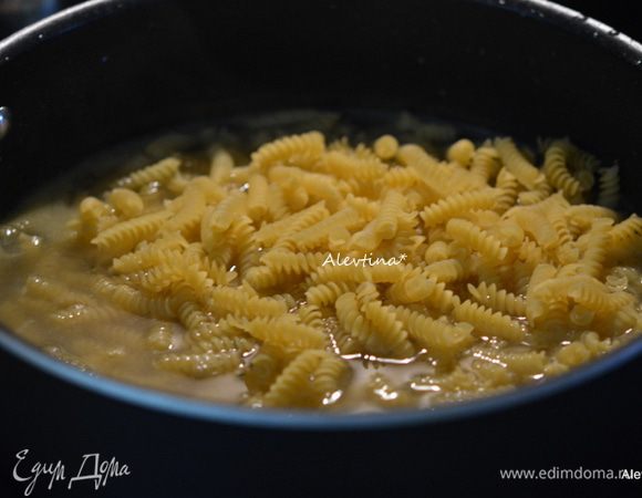 На сковороду вылить лимонный сок. Ополоснуть соком сковороду передвигая ручкой наклоняя в разные сторогы. Добавить куриный бульон. Паста как gemelli или любая другая короткая паста. Довести до кипения. Убавить огонь и готовить помешивая часто 10 мин.
