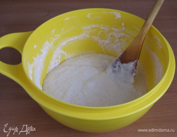Молоко подогреть до 40°C. Растворить в нем дрожжи, добавить сахар, хорошо перемешать. Просеять в отельную миску мук. В молоко добавить муки столько, чтобы получилась консистенция, как на оладьи. Остальную отставить в сторону. Опару накрыть и поставить в теплое место для подъема.