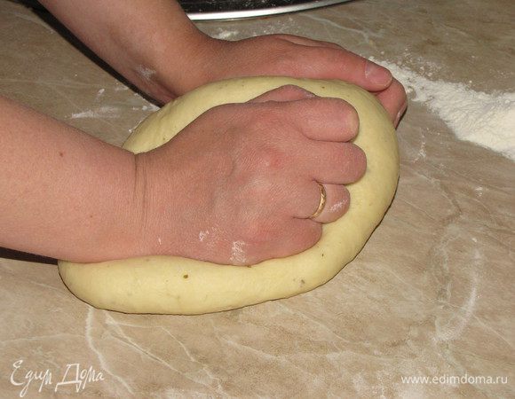 Вымешивать тесто минут 5-7, пока оно не станет однородным и гладким.