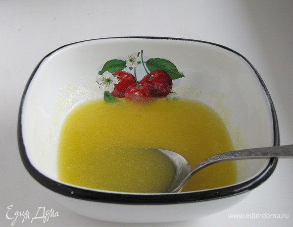 Для начинки растопить сливочное масло, добавить мед и перемешать.