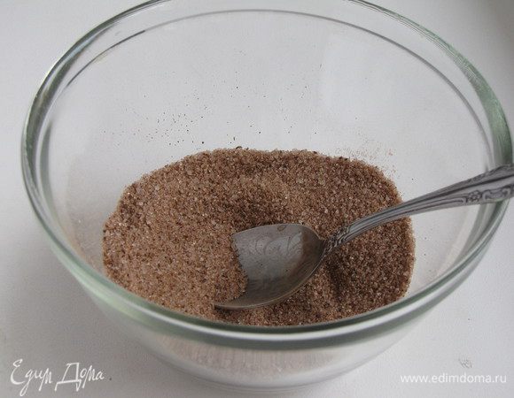 Отдельно соединить сахар, корицу, како и соль. 